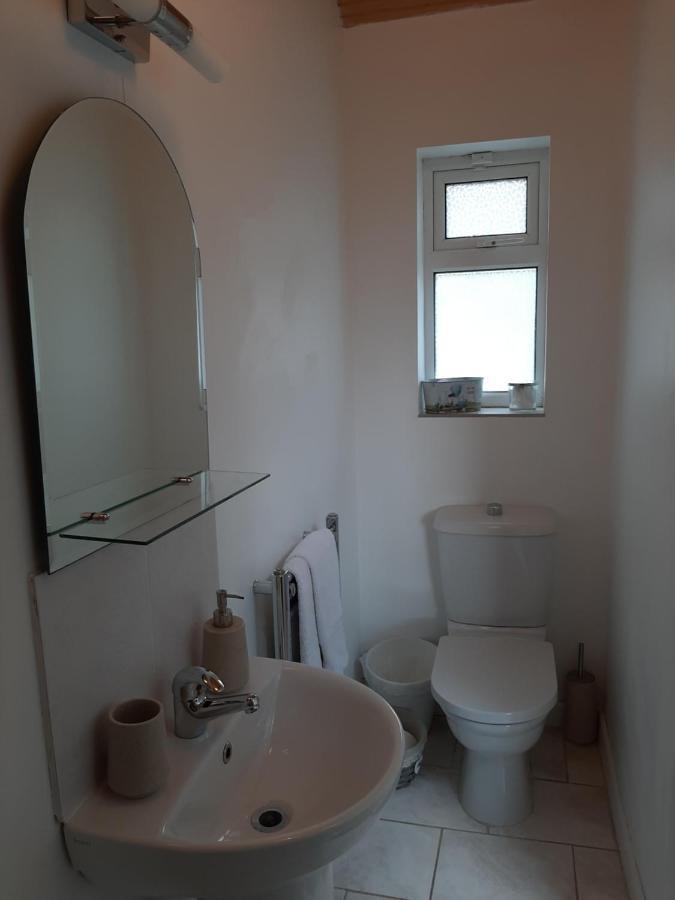 The Lodge Guesthouse Brittas Εξωτερικό φωτογραφία