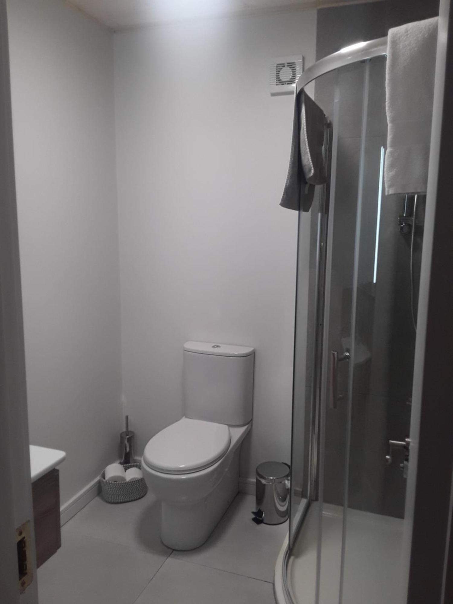 The Lodge Guesthouse Brittas Εξωτερικό φωτογραφία