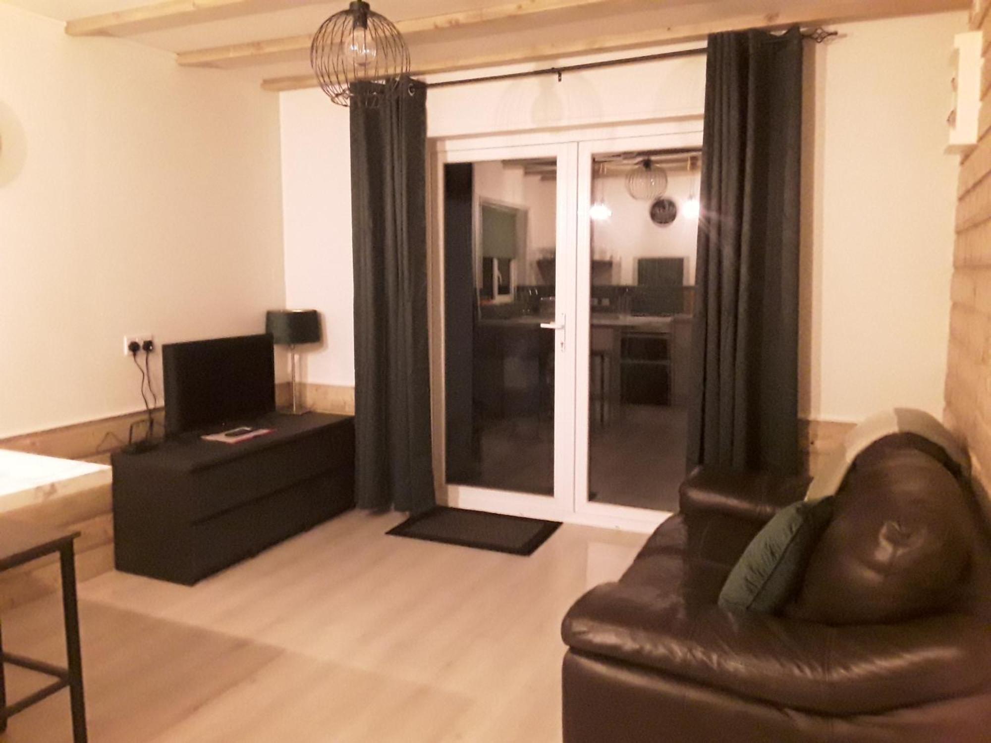 The Lodge Guesthouse Brittas Εξωτερικό φωτογραφία