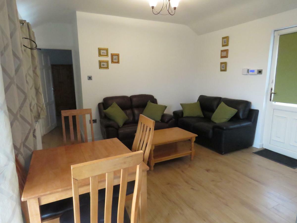 The Lodge Guesthouse Brittas Εξωτερικό φωτογραφία